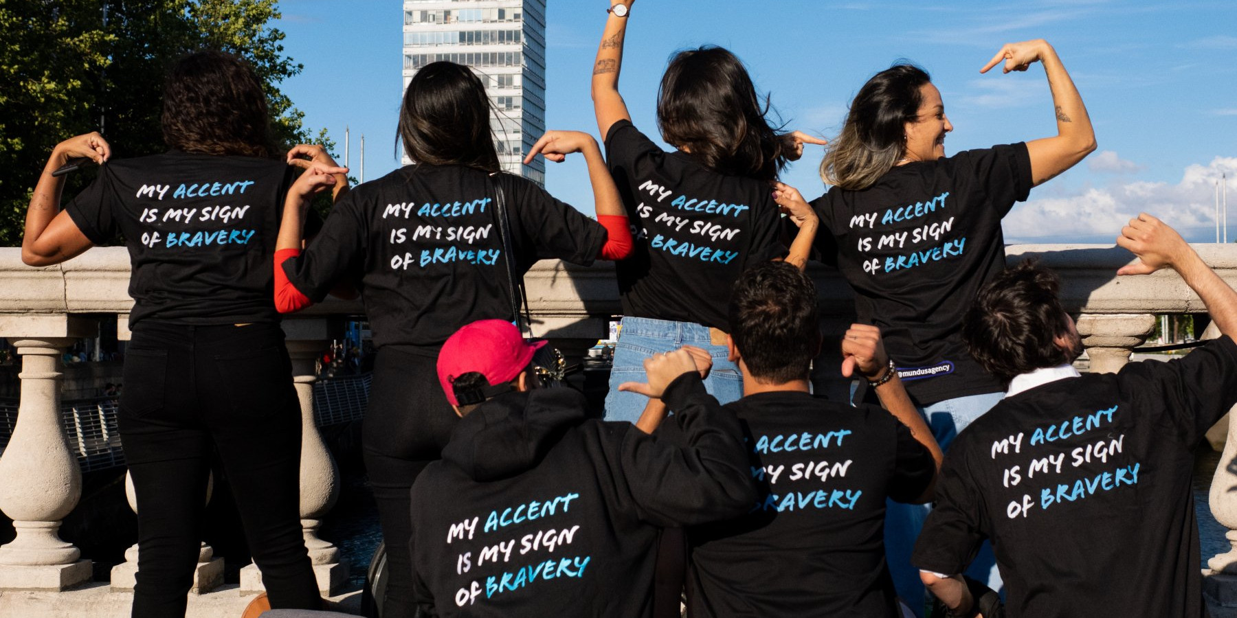Alunos e equipe Mundus com camisetas 'My accent is my sign of bravery'